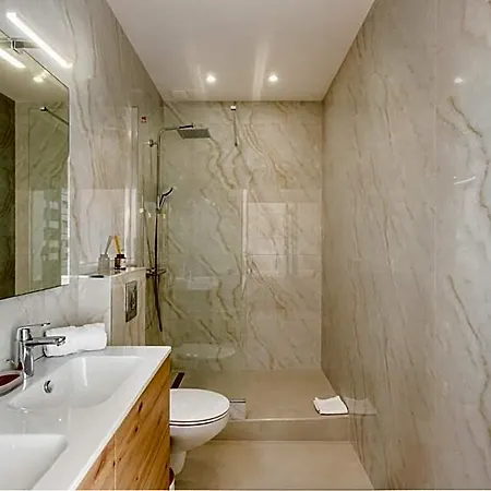 Reva Aparthotel 4*